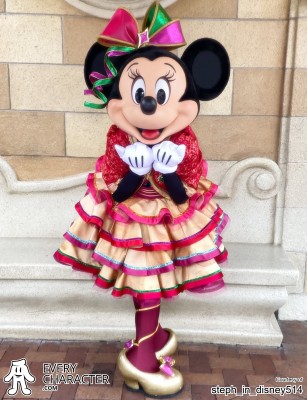 Minnie Mouse in the DLR - Christmas 2025 Outfit Minnie Mouse in the DLR - Christmas 2025 Outfit