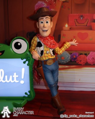 Until 17.07.26 Woody with Stickers in the Regular Look - 2026 Outfit Until 17.07.26 Woody with Stickers in the Regular Look - 2026 Outfit