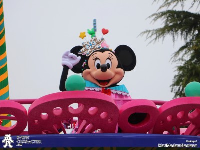 Minnie Mouse in the DLP - Mickey's Dazzling Christmas Parade Outfit