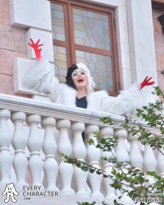 Cruella De Vil in White furcoat in the Regular Look - 1961 - ... Outfit Cruella De Vil in White furcoat in the Regular Look - 1961 - ... Outfit