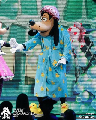 Goofy in Beanie Hat in the DCA - Disney Jr. Mickey Mouse Clubhouse Live - 2025 Outfit Goofy in Beanie Hat in the DCA - Disney Jr. Mickey Mouse Clubhouse Live - 2025 Outfit