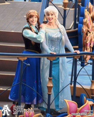 Elsa with Blue dress in the Regular Look - 2013-2019 Outfit Elsa with Blue dress in the Regular Look - 2013-2019 Outfit
