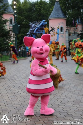 DLP - Halloween - Mickey's Halloween Celebration - Original Piglet with Broom in the DLP - Halloween - Mickey's Halloween Celebration - Original outfit