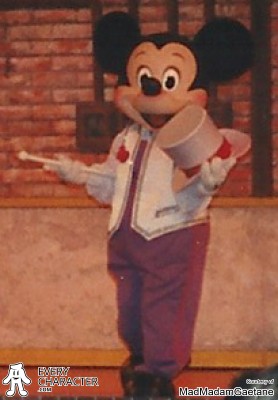 DLP - Tous en scene s'il vous plaît - Showtime Mickey Mouse in the DLP - Tous en scene s'il vous plaît - Showtime outfit