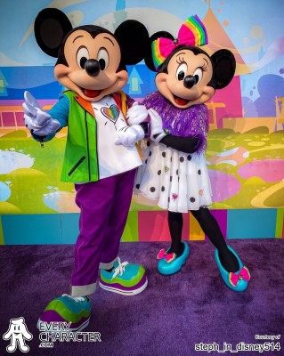 Minnie Mouse in the DLR - Rainbow - 2023 Outfit Minnie Mouse in the DLR - Rainbow - 2023 Outfit