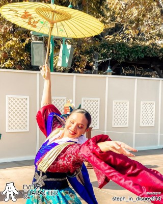 Chinese Umbrella Dancers in the DCA - Mulan's Lunar New Year Procession Outfit Chinese Umbrella Dancers in the DCA - Mulan's Lunar New Year Procession Outfit