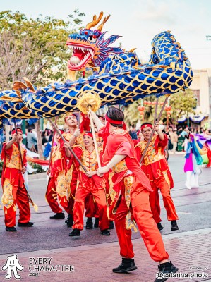 Chinese Dragons in the DCA - Mulan's Lunar New Year Procession Outfit Chinese Dragons in the DCA - Mulan's Lunar New Year Procession Outfit