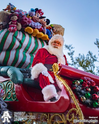 Santa Claus in the DLR - A Christmas Fantasy Outfit Santa Claus in the DLR - A Christmas Fantasy Outfit