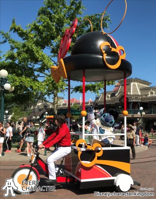Stitch as Elvis in the DLP - Stars 'n Cars Parade Outfit Stitch as Elvis in the DLP - Stars 'n Cars Parade Outfit