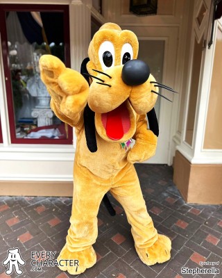 Pluto in the DLR - Christmas 2025 Outfit Pluto in the DLR - Christmas 2025 Outfit