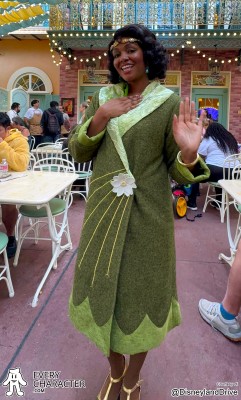 Tiana in winter coat in the DLR - Princess Tiana - Tiana's Place - WIinter Look - 2023 Outfit