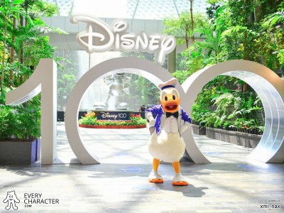 Donald Duck in the Disney 100 Years of Wonder Outfit Donald Duck in the Disney 100 Years of Wonder Outfit