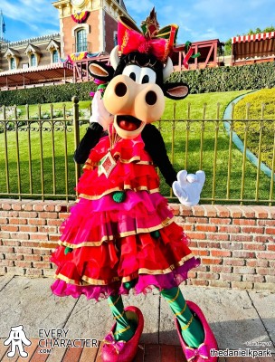 Clarabelle Cow in the DLR - Christmas 2025 Outfit Clarabelle Cow in the DLR - Christmas 2025 Outfit