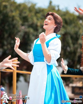Belle in Villager Dress in the Belle - Village Belle - 1991 - ... No basket, no book Outfit Belle in Villager Dress in the Belle - Village Belle - 1991 - ... No basket, no book Outfit