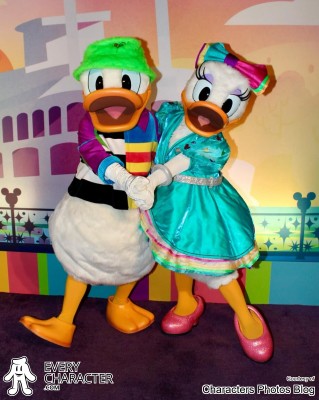 Daisy Duck in the DLR - Rainbow - 2023 Outfit Daisy Duck in the DLR - Rainbow - 2023 Outfit