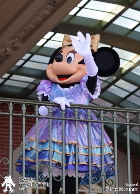 Minnie Mouse in the WDW - The Earidescent 50th Anniversary Outfit Minnie Mouse in the WDW - The Earidescent 50th Anniversary Outfit