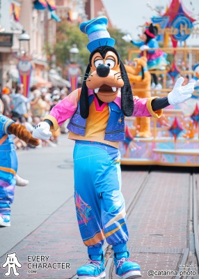 Goofy in the DLR - Disneyland 70th Annivesary Outfit Goofy in the DLR - Disneyland 70th Annivesary Outfit