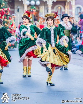 Christmas Carollers in the DLR - A Christmas Fantasy Outfit Christmas Carollers in the DLR - A Christmas Fantasy Outfit