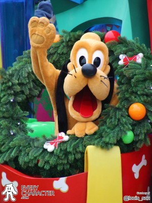 DLP - Mickey's Dazzling Christmas Parade Pluto in the DLP - Mickey's Dazzling Christmas Parade Outfit