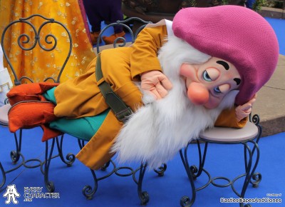 DLP - 20th anniversary - Fantasyland Celebrates! Sleepy with Sash in the DLP - 20th anniversary - Fantasyland Celebrates! Outfit
