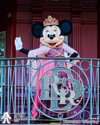 Minnie Mouse in Royal Medieval in the DLP - Royal Auberge - 2022 Outfit Minnie Mouse in Royal Medieval in the DLP - Royal Auberge - 2022 Outfit