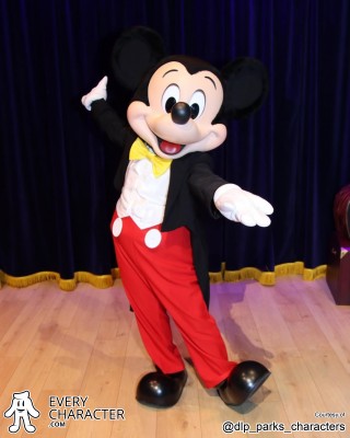 Mickey Mouse in the Regular Look - 2016-... Outfit Mickey Mouse in the Regular Look - 2016-... Outfit