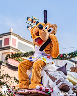 Pluto with Apron in the DLR - A Christmas Fantasy - 2018 Outfit Pluto with Apron in the DLR - A Christmas Fantasy - 2018 Outfit