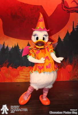 Daisy Duck in the DLP - Mickey's Halloween Treat in the Street Outfit