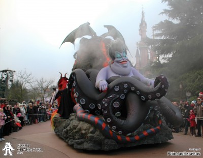Ursula in the DLP - Once Upon a Dream Parade Outfit
