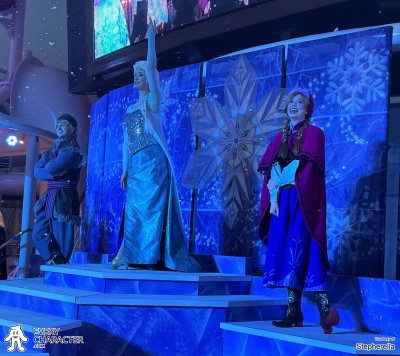 Elsa with Blue dress in the Regular Look - 2013-2019 Outfit Elsa with Blue dress in the Regular Look - 2013-2019 Outfit
