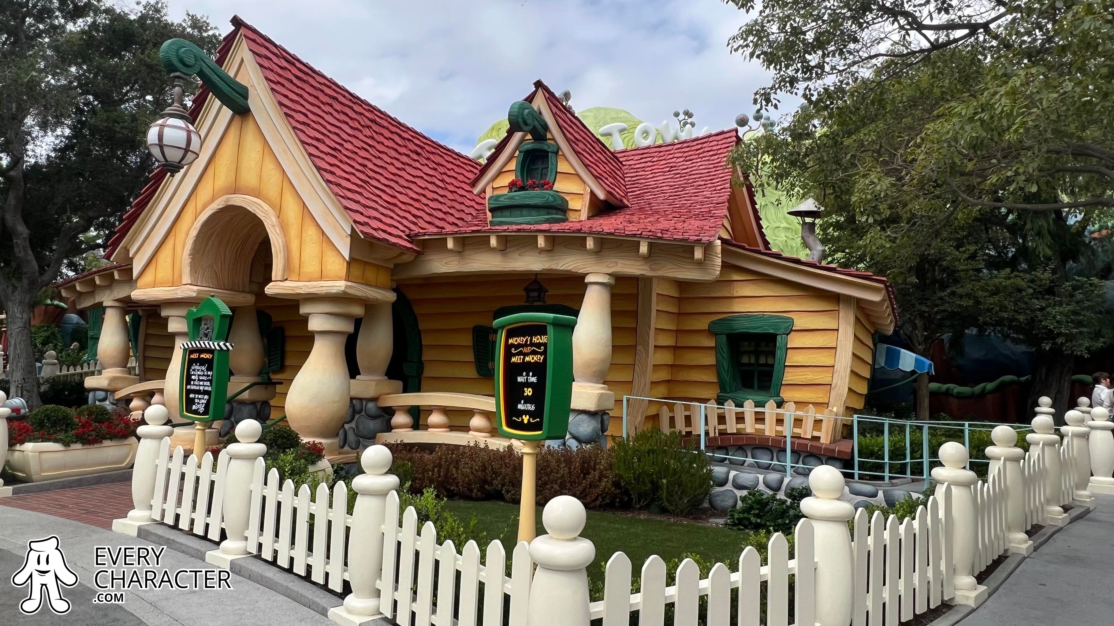 DLR - Toontown - Mickey's House on EveryCharacter.com